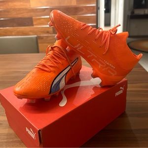 PUMA ULTRA Pro FG/AG Big Kids' Soccer Cleats
Size 2.5. Lightly worn.